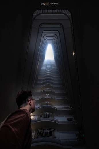 一个人站在一个黑暗的房间里抬头看