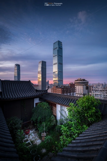 傍晚的城市天际线 高耸的建筑和屋顶 夕阳下的城市