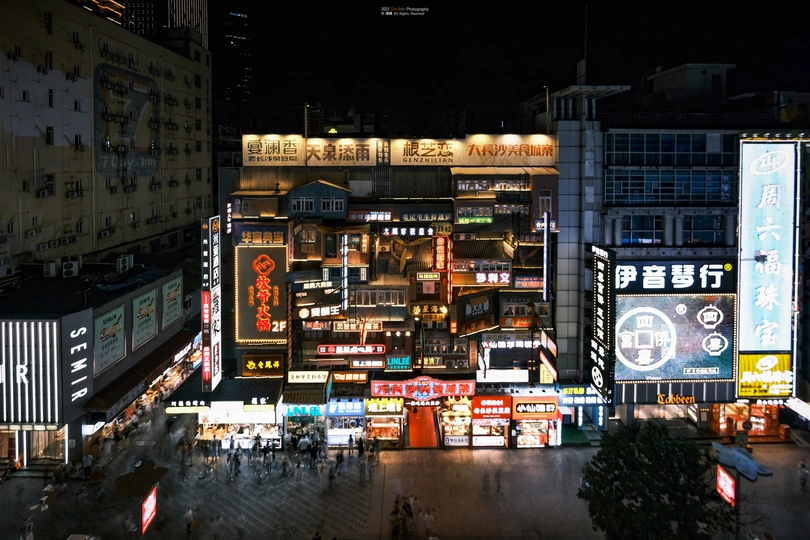 夜晚的大城市 高耸的建筑物 亮起的招牌