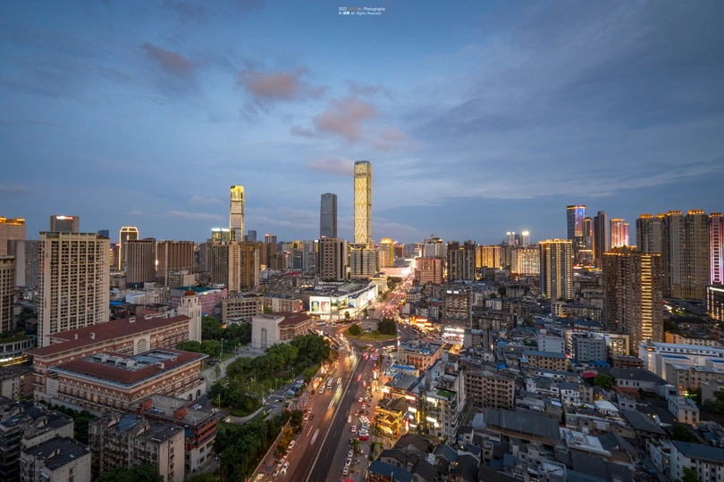 傍晚或夜晚的城市 有高楼大厦。