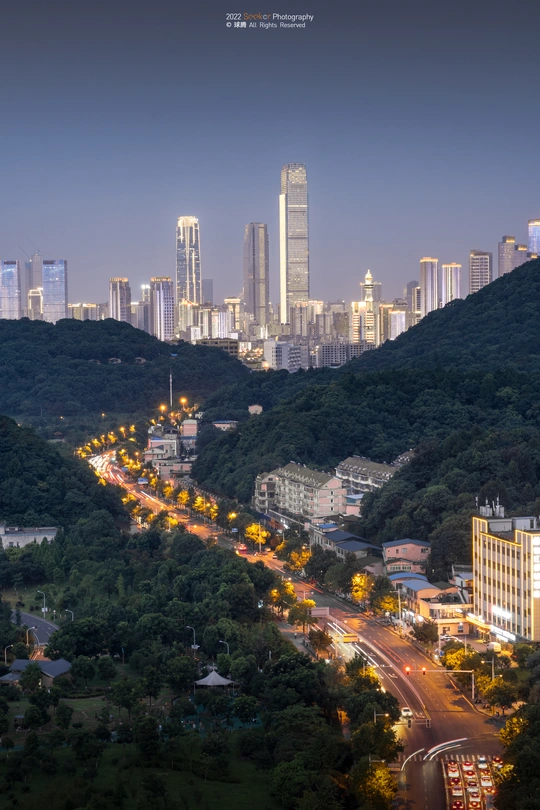 傍晚或夜晚的城市 交通灯量较少 天际线