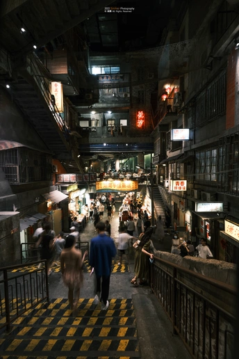 很多人在城市的街道上走