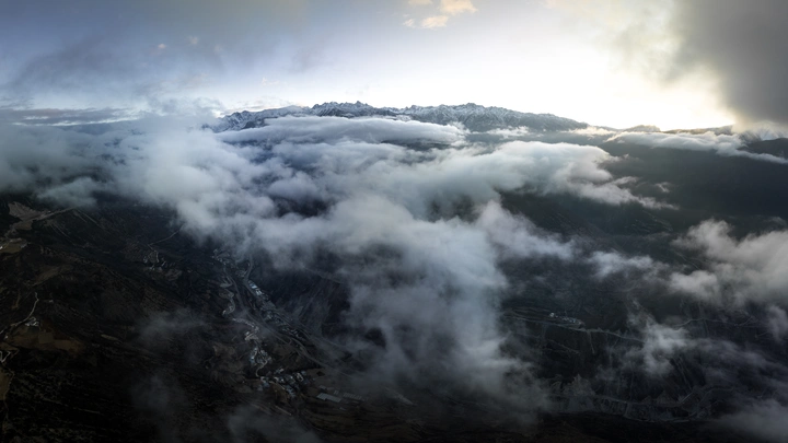 白马雪山下的214国道