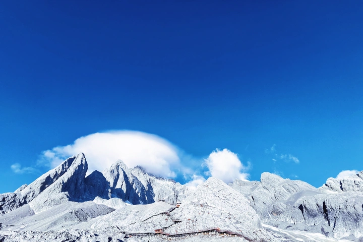 玉龙雪山旗云