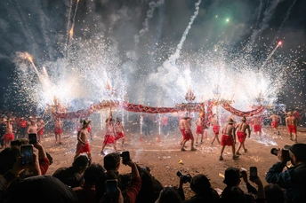 人们在节日上表演的舞者