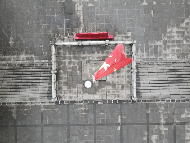 五星红旗迎风飘扬