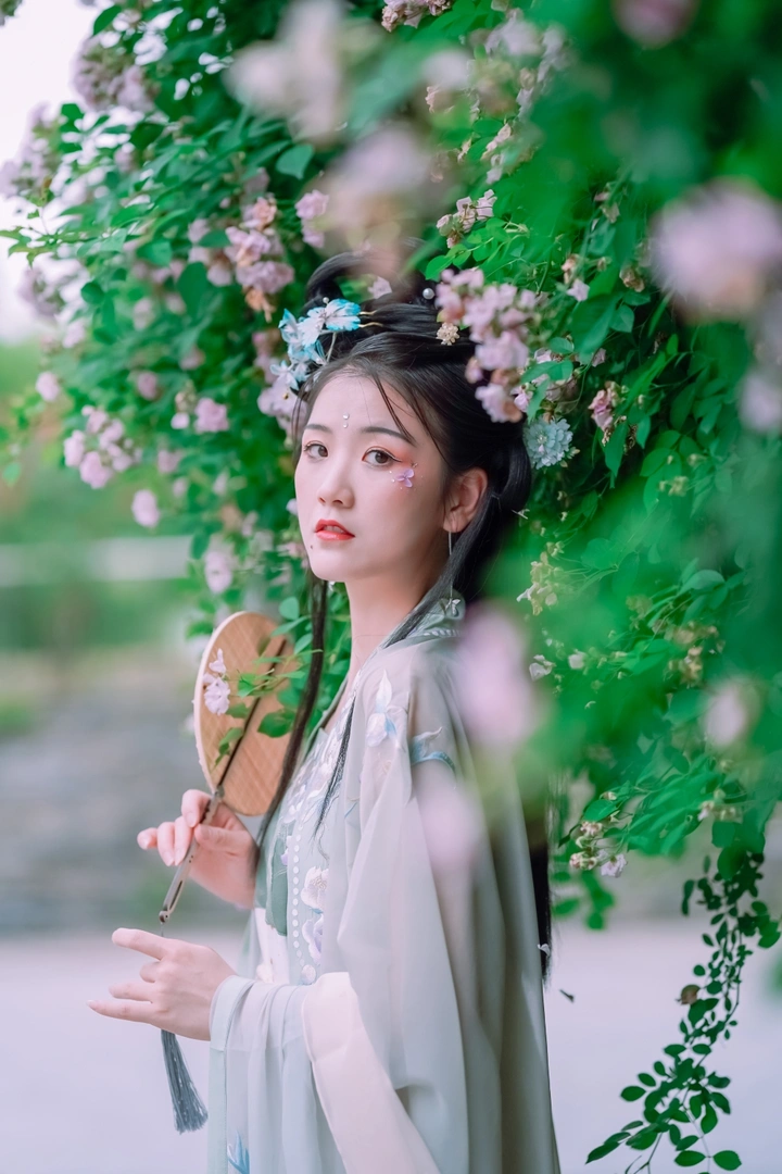 汉服写真 落花有情待佳人