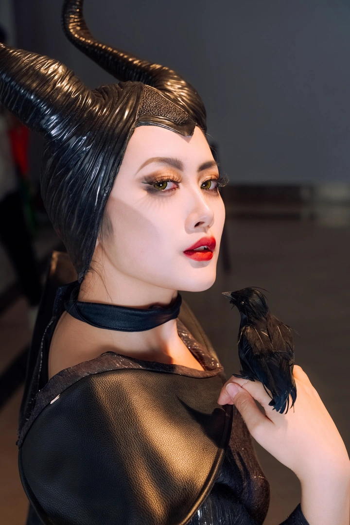 “女王，请收下我的膝盖”
