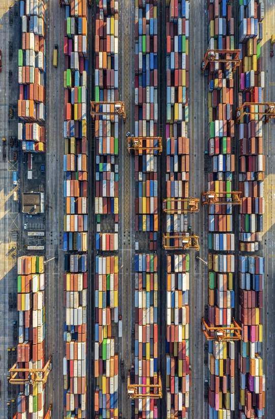 一座很高的建筑 上面有很多五颜六色的容器