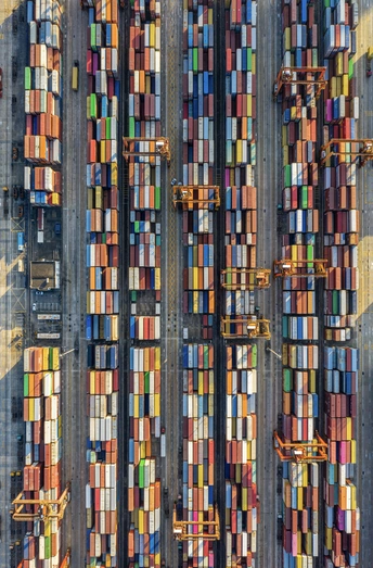 一座很高的建筑 上面有很多五颜六色的容器