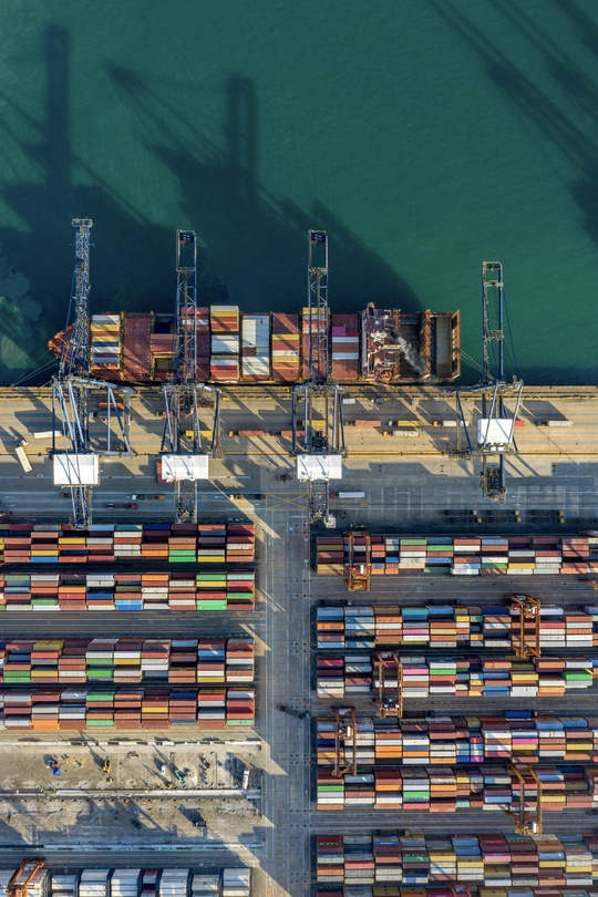 水中有一艘大船的码头鸟瞰图