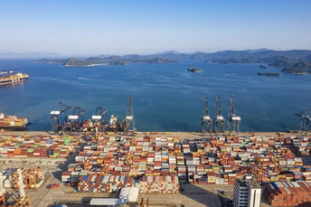 一艘大船停靠在靠近一大片水域的港口