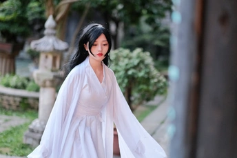 一个穿着白色连衣裙的年轻漂亮女人