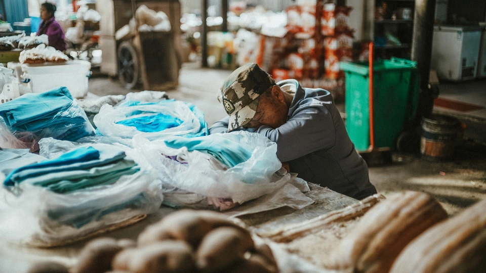 市场摊位上工作的人