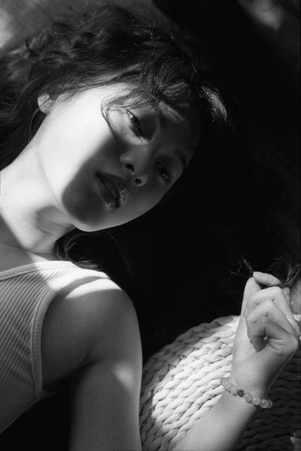 一张年轻女子躺下的黑白照片