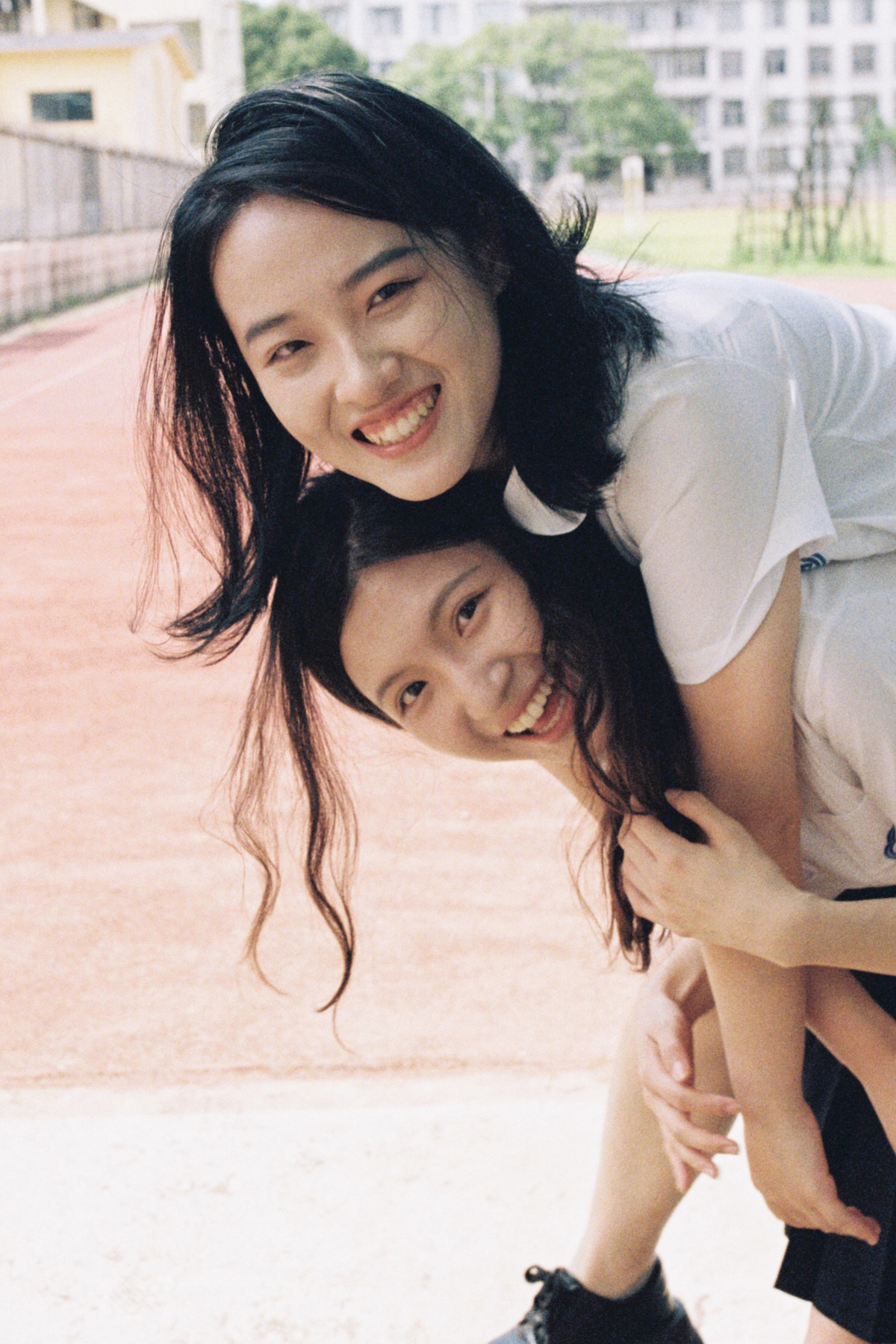 一位年轻女子和她的女儿在滑板上为一张照片摆姿势