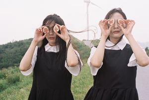 学校制服的女生举着望远镜对着眼睛