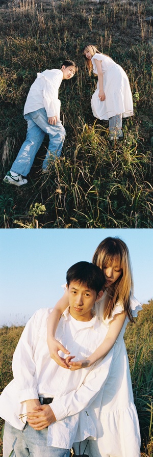草地上的一对年轻男女和一个年轻女孩的分开照片