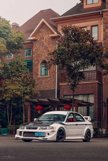 一辆白色汽车停在房子前面