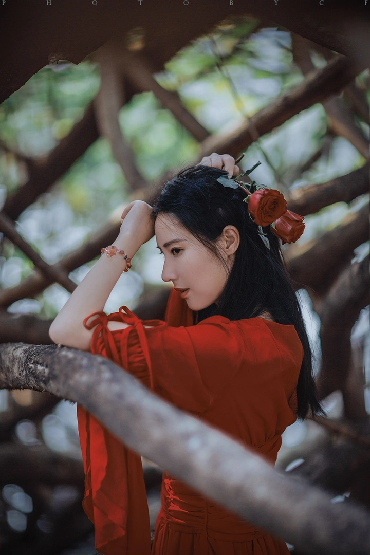 红。
