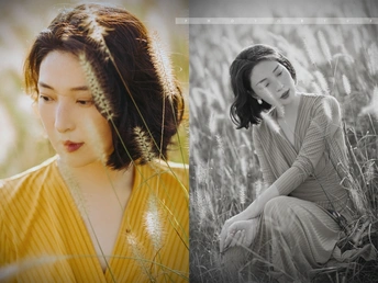 黄色连衣裙妇女并排坐在草地上