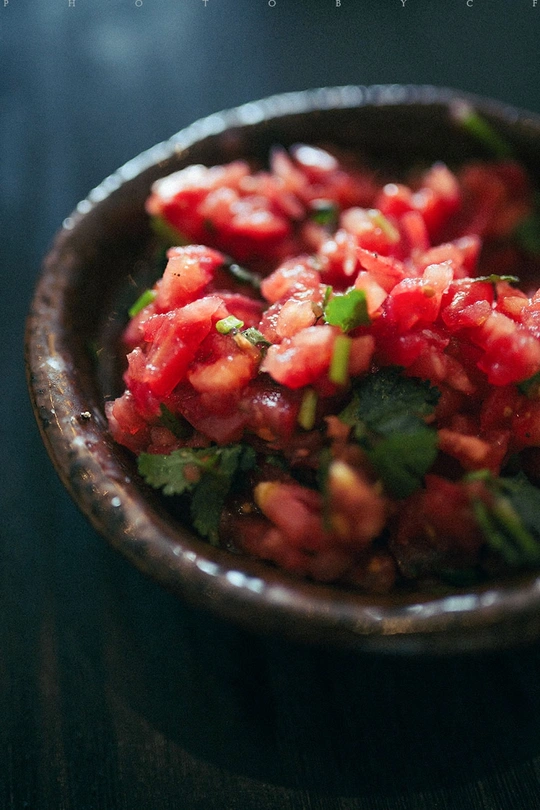 一碗红米饭和蔬菜放在桌子上