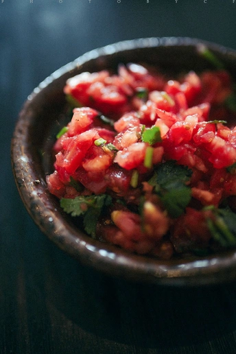 一碗红米饭和蔬菜放在桌子上