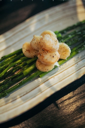 虾仁和芦笋覆盖的白盘
