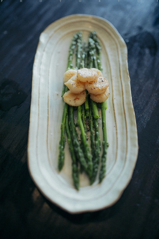 一份带有虾和芦笋的白盘