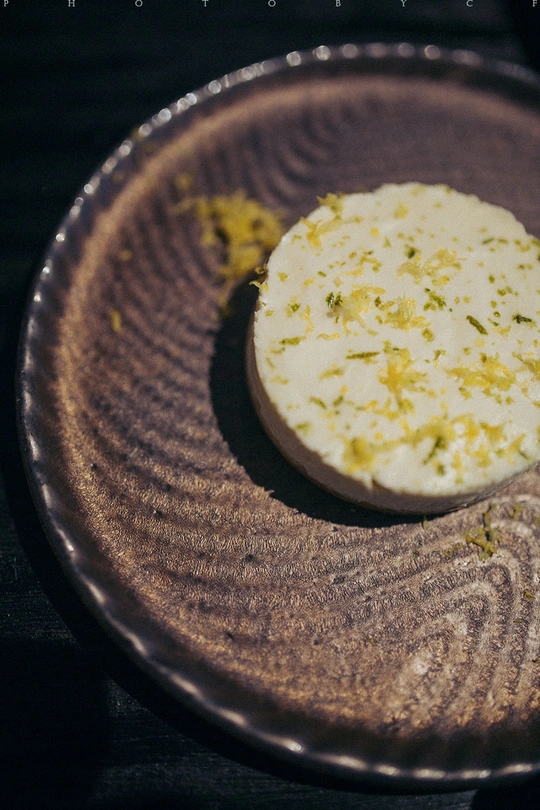 一盘小菜在桌子上