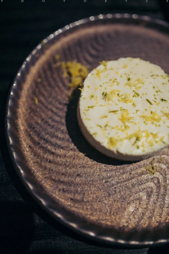 一盘小菜在桌子上