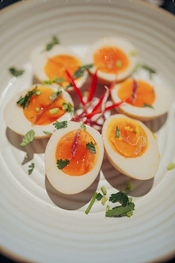 鸡蛋、胡萝卜和橙子做成的白色盘子
