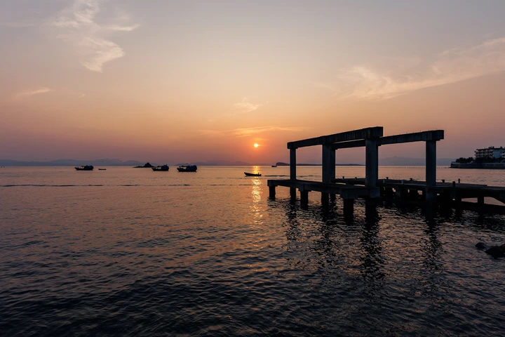 海边码头日落风光