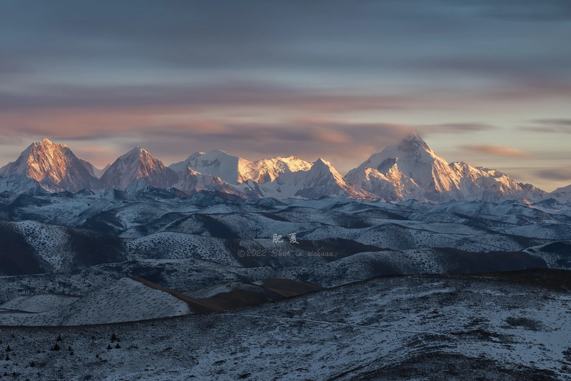 被太阳照亮的白雪皑皑的山脉
