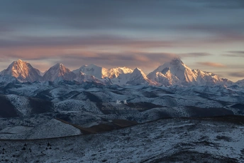被太阳照亮的白雪皑皑的山脉