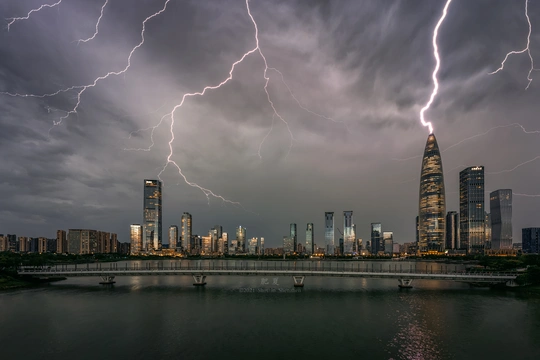 雷击在建筑物和河流的天际线上