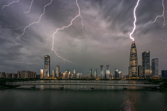 雷击在建筑物和河流的天际线上