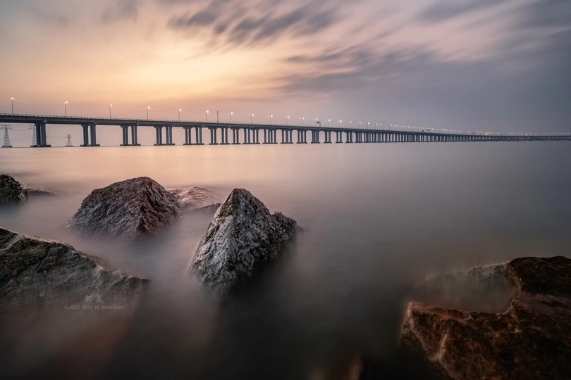 夕阳下横跨在水面上的长桥