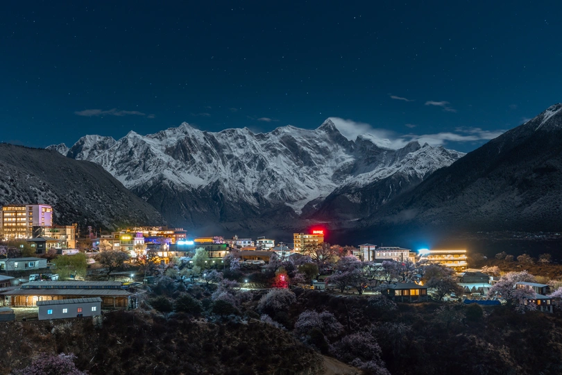 夜晚在山中的城市