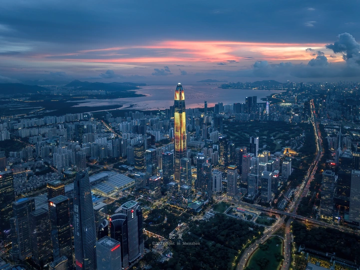 傍晚或日落时的一座城市 拥有高耸的摩天大楼和其他建筑。