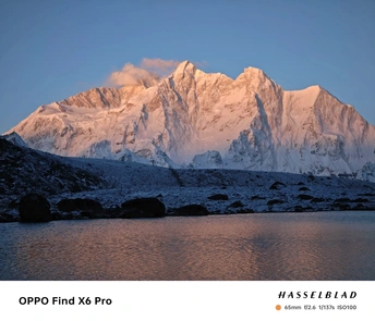 夕阳下的一座白雪皑皑的山 太阳在顶峰后面