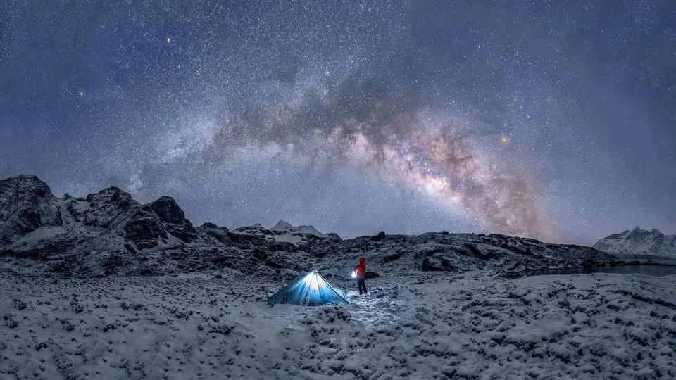 站在一个蓝色帐篷旁边 星空下的夜晚