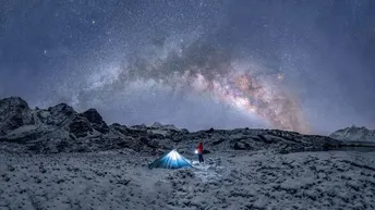 站在一个蓝色帐篷旁边 星空下的夜晚