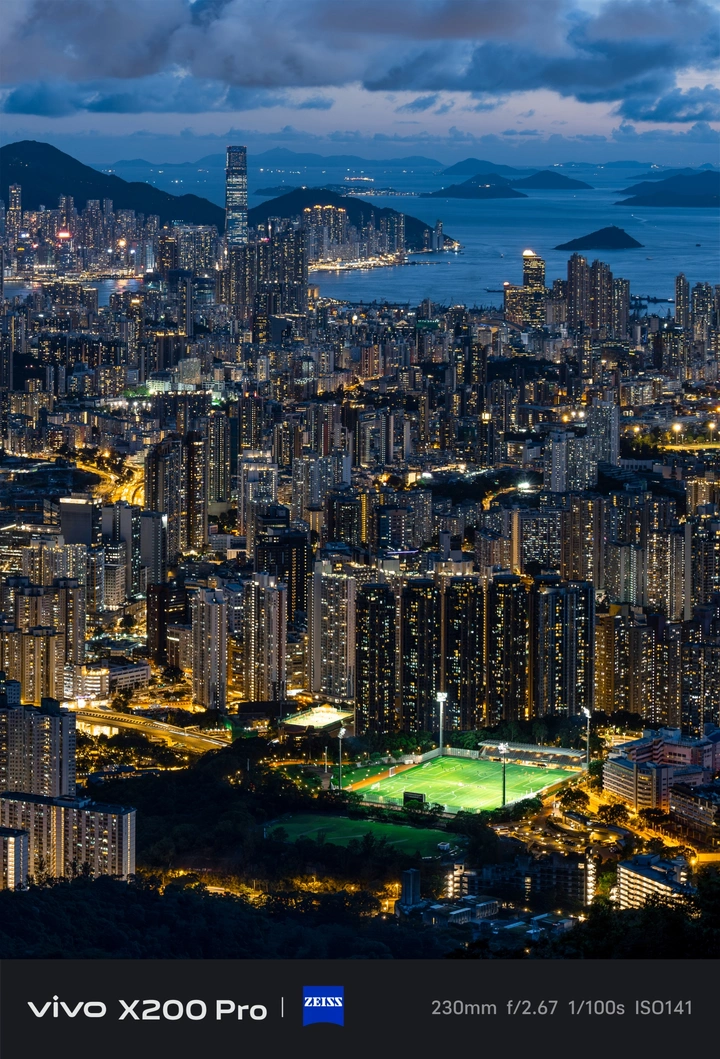 城市中的绿茵点亮夜色
