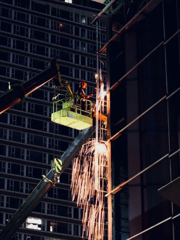 云梯上的建筑工人