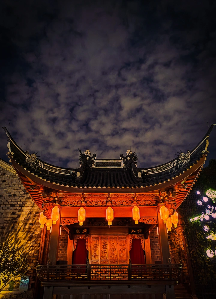 夜晚的古戏台