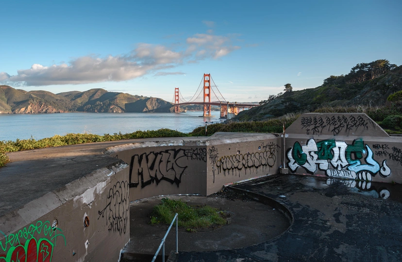近水混凝土墙壁上的涂鸦