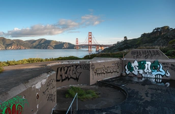 近水混凝土墙壁上的涂鸦