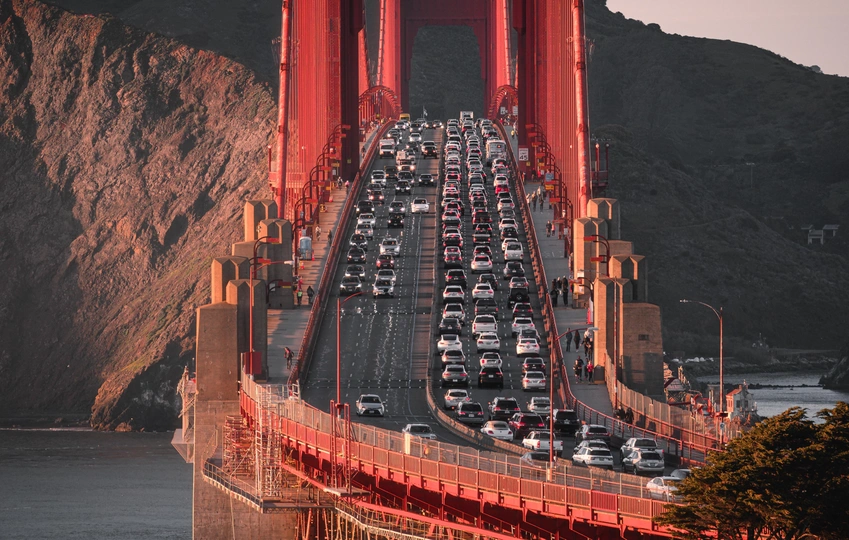 水中的红色桥上挤满了行驶的汽车