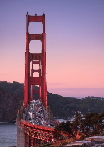 金门大桥黄昏时分 桥上有汽车和水体。